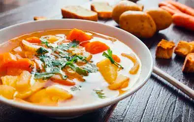 Soupe de légumes au tofu fumé